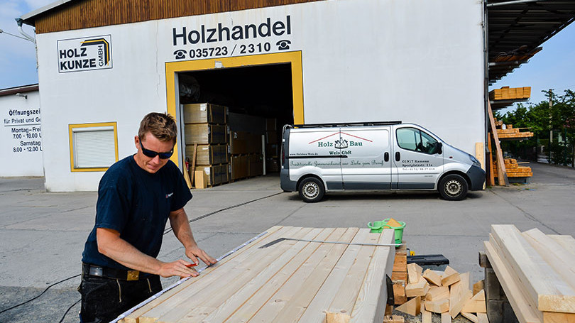 Ausmessen von bearbeiteten Holzbalken