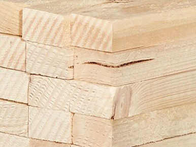 Gestapelte Dachlatten bereit für den Einsatz im Holzbau.
