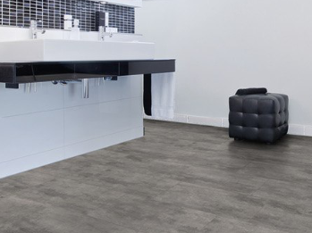 Badezimmer mit Vinylboden in Steinoptik