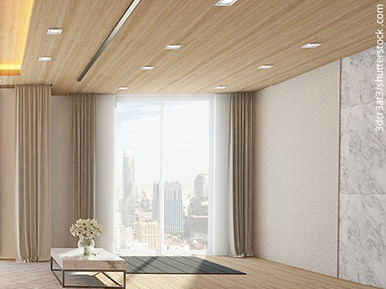 Wohnzimmer mit holzgetäfelter Decke und Wand, Holzpaneelböden und Tisch mit Blumenvase. Panoramafenster mit Blick auf Innenstadt-Wolkenkratzer.