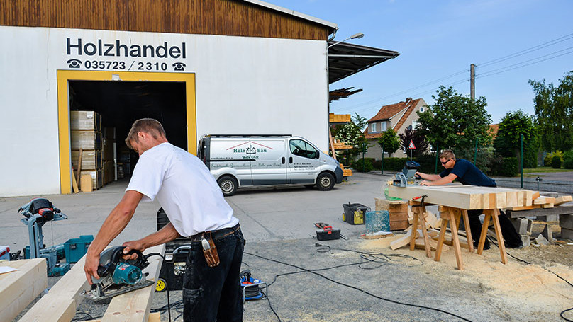 Bearbitung von Balken und Brettern im Aussenbereich