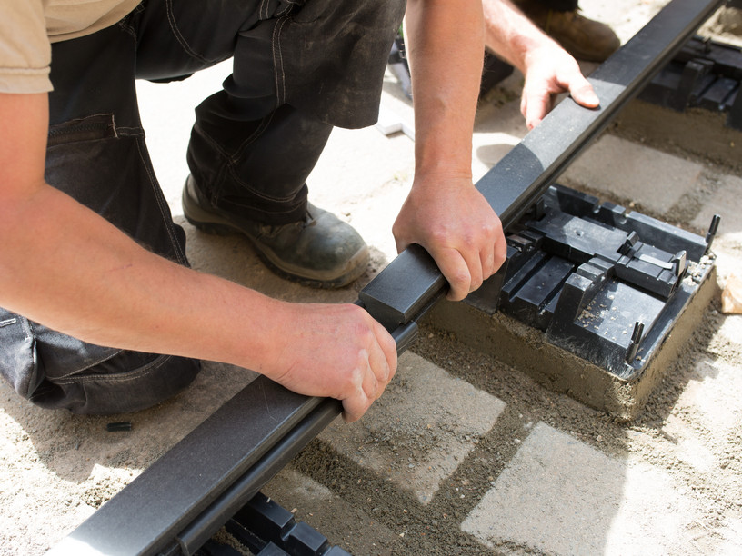 Handwerker bei der Montage einer Terrassenunterkonstruktion