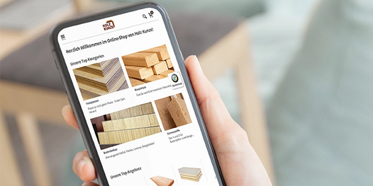 Smartphone zeigt den Onlineshop Holz Kunze mit Holzprodukten und Angeboten.