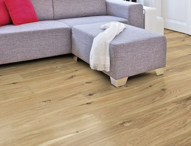 Ecksofa auf rustikalem hellen Holz mit Astlöchern