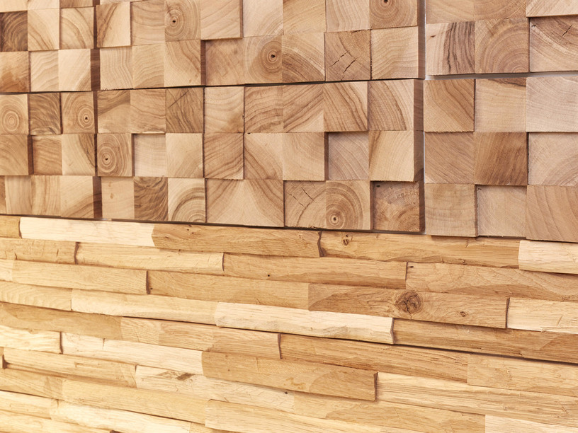 Wandverkleidungsbeispiel: Quadratische und rechteckige Holzelemente aus hellem Holz.