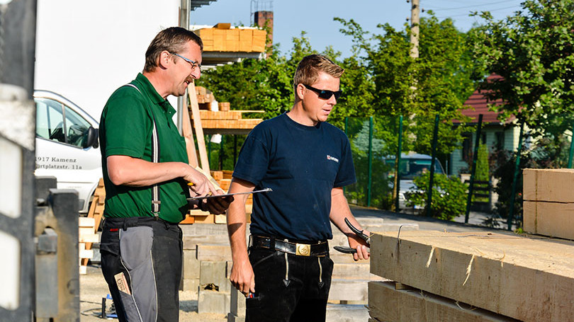 Mitarbeiter von Holz Kunze am Aussenlager