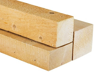 Nahaufnahme von Kanthölzern mit sichtbarer Holzmaserung, ideal für den Holzbau und konstruktive Anwendungen.