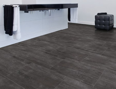 Hochwertiges dunkles Vinyl wurde im Badezimmer verlegt.