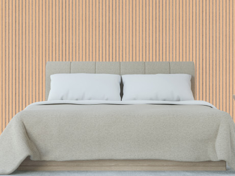 Akustikpaneele aus Holz an der Wand eines Schlafzimmers, davor ein Doppelbett mit dekorativen Kissen und Stehlampe.
