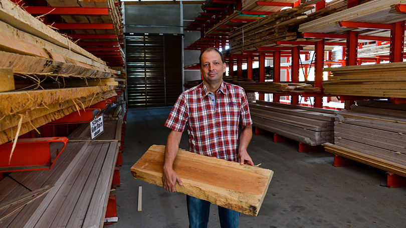 Mitarbeiter im Innenlager von Holz Kunze 