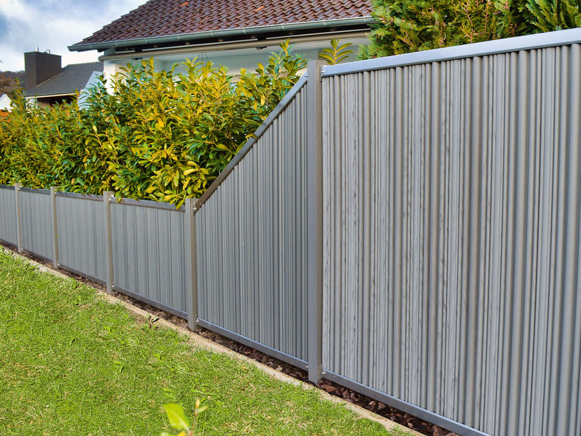 Sichtschutz aus gewellten WPC-Paneelen in einem Garten