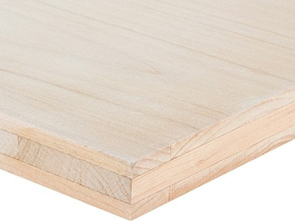 Nahaufnahme einer Dreischichtplatte mit sichtbarer Verleimung, ideal für Möbel- und Innenausbau.