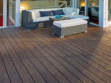 Dunkelbraune WPC Terrassendielen mit Gartenmöbeln