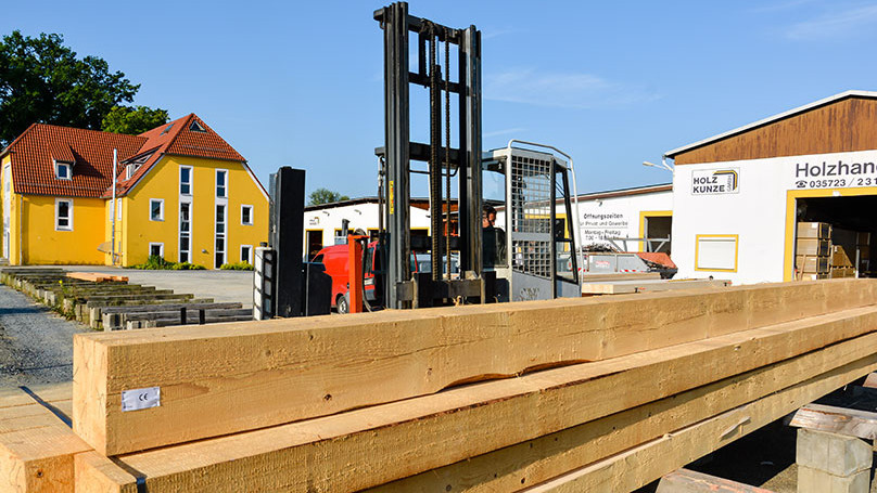 Holzbalken im Aussenlager