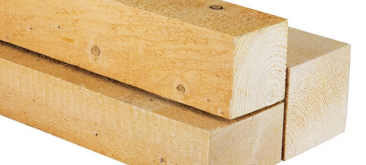 Nahaufnahme von Kanthölzern mit sichtbarer Holzmaserung, ideal für den Holzbau und konstruktive Anwendungen.
