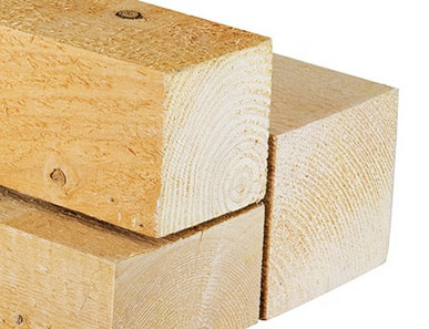 Nahaufnahme von Kanthölzern mit sichtbarer Holzmaserung, ideal für den Holzbau und konstruktive Anwendungen.