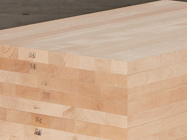 Gestapelte Massivholzplatten mit durchgehenden Lamellen, ideal für den Möbel- und Innenausbau.