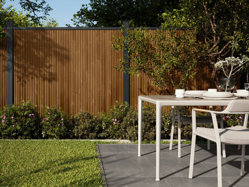 Garten-Sichtschutzzaun aus Kiefernholz mit vertikalem Profil – natürlicher Look für stilvolle Rückzugsorte.