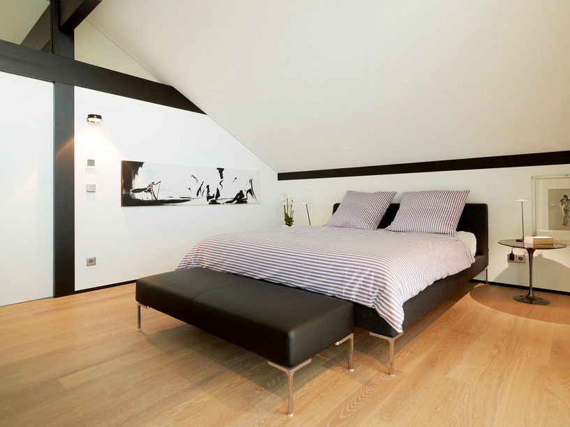 Rötlicher Holzboden im Schlafzimmer